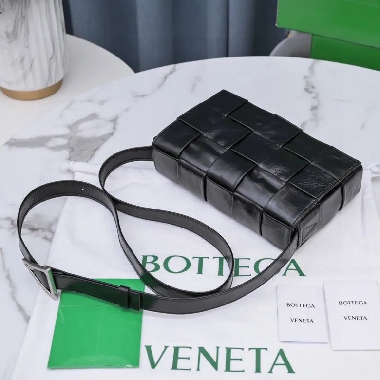 Batch 1420 𝒃𝒐𝒕𝒕𝒆𝒈𝒂 𝒗𝒆𝒏𝒆𝒕𝒂-New style 𝒄𝒂𝒔𝒔𝒆𝒕𝒕𝒆 The new cassette is really for both men and women 🉑️, the leather surface is changed from lamb to waxed calfskin, the gloss is 💯, the shoulder straps are matched with classic triangle elements, exquisite and fashionable, a street photography artifact (ps: super practical‼️) 🌈Only the highest-end in the market, welcome to compare Size: 23*15*5cm.     Model: 6687# oil wax leather